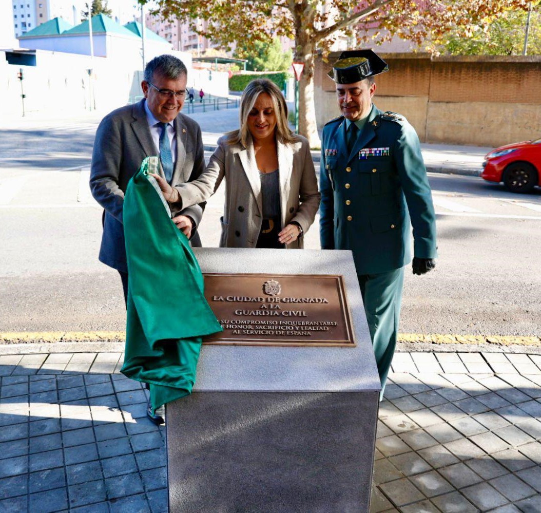 ©Ayto.Granada: El Ayuntamiento dedica una glorieta a la Guardia Civil en “recordatorio eterno” por el valor y entrega de una institucin “vinculada a la historia y carcter de Espaa” 